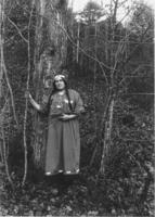 Woman dressed in Native American clothing